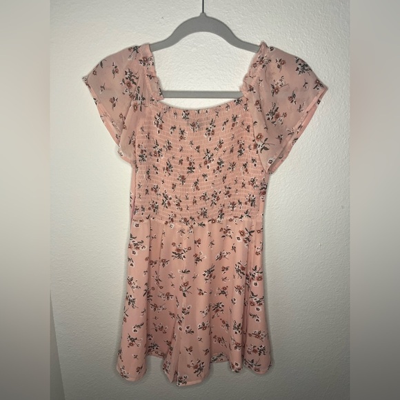 Lulu's Women’s Pink Floral Romper with Flutter Sleeves - Picture 7 of 8